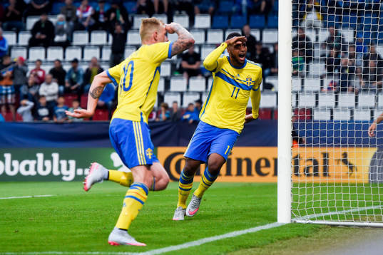 Sveriges John Guidetti och Isaac Kiese Thelin jublar efter 1-1 av Guidetti