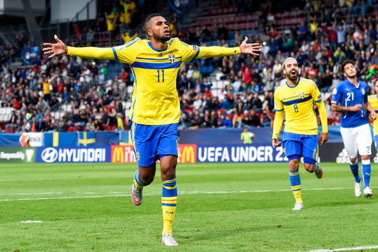 Sveriges Isaac Kiese Thelin jublar efter 2-1 på straff