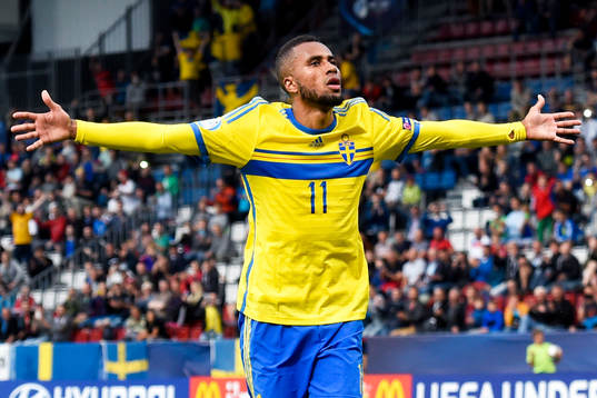 Sveriges Isaac Kiese Thelin jublar efter 2-1 på straff