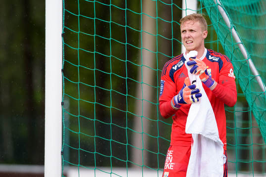 IFK Göteborgs målvakt Marcus Sandberg torkar sig på en