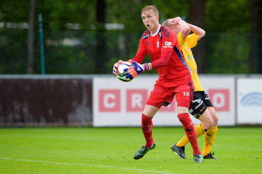 IFK Göteborgs målvakt Marcus Sandberg tar bollen framför