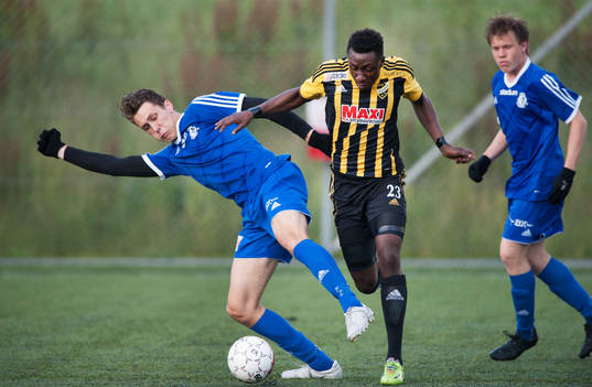 IFK Hässleholms Waxiu Shehu i matchen i division 2 mellan Kvarnby och IFK Hässleholm i Malmö 18 juni 2015.