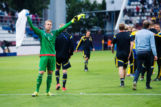 Sveriges målvakt Patrik Carlgren jublar
