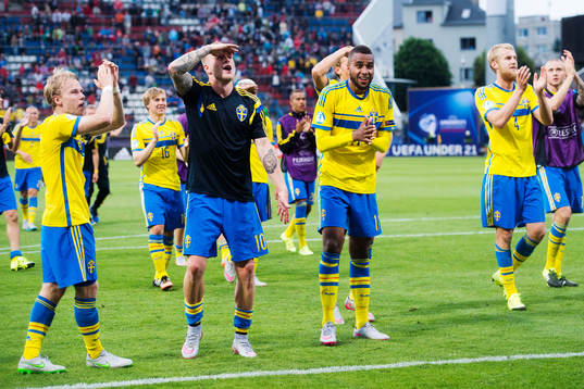 Sveriges Oscar Lewicki John Guidetti, Isaac Kiese Thelin, Ludwig Augustinsson och Filip Helander  jublar efter