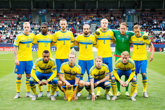 Sveriges spelare står uppställda för en lagbild, övre