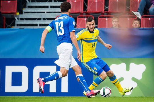 Sveriges Mikael Ishak utmanar Italiens Matteo Bianchetti
