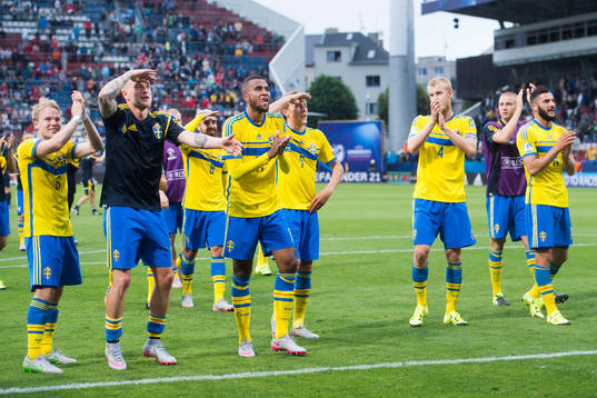 Sveriges Oscar Lewicki, John Guidetti, Isaac Kiese Thelin, Ludwig Augustinsson, Filip Helander  och Mikael Ishak jublar efter
