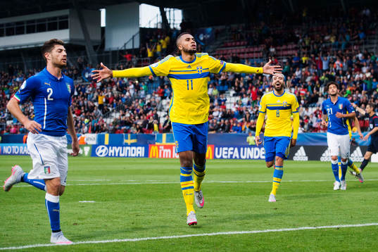 Sveriges Isaac Kiese Thelin jublar framför Abdullah Khalili efter att han har gjort 1-2 på straff