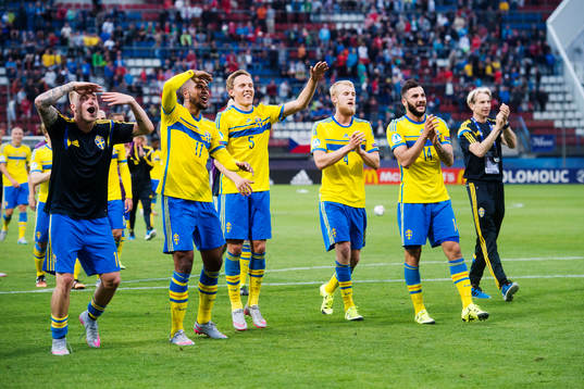 Sveriges John Guidetti, Isaac Kiese Thelin, Ludwig Augustinsson, Filip Helander  och Mikael Ishak jublar efter