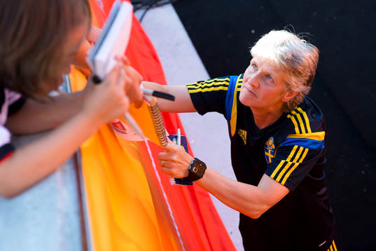 Sveriges förbundskapten Pia Sundhage skriver autografer