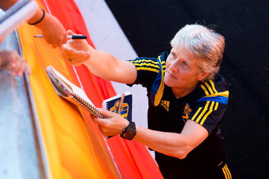 Sveriges förbundskapten Pia Sundhage skriver autografer
