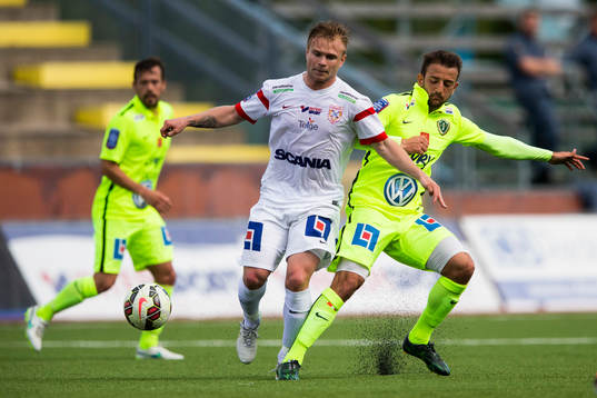 Assyriskas Fredrik Holster i kamp om bollen med