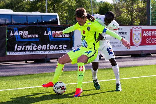 Jönköpings Tommy Thelin håller undan Assyriskas Aziz