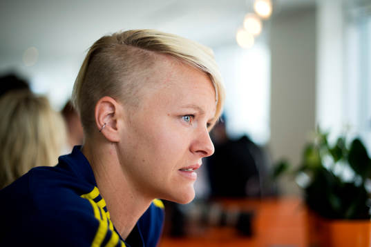 Sveriges Nilla Fischer blir intervjuad
