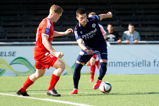 Utsiktens Luka Mijaljevic går förbi Värnamos David