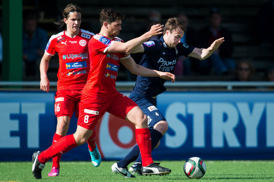 Utsiktens Niklas Olsson går förbi Värnamos Carlos Geate