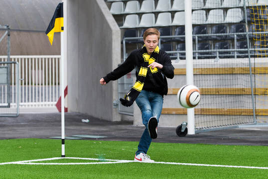 Supportern Joel Svanberg slår första hörnan