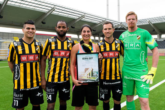 Häckensupportern Ahlam Mourad som slått  första straffen tillsammans med Paulinho, René Makondele, Martin Ericsson och målvakt Christoffer Källqvist