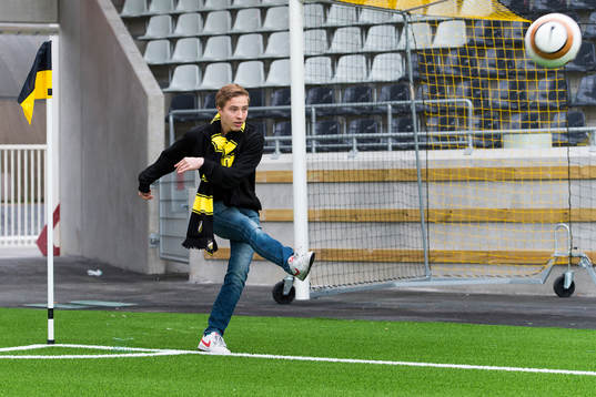 Supportern Joel Svanberg slår första hörnan