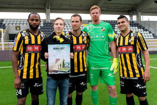 Supportern Joel Svanberg som slått första hörnan tillsammans med René Makondele, Martin Ericsson, målvakt Christoffer Källqvist  och Paulinho