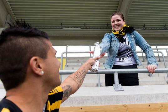 Supportern Jenny Sofia Andersson får första falafeln av Paulinho