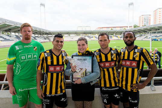 Supportern Jenny Sofia Andersson får första falafeln 