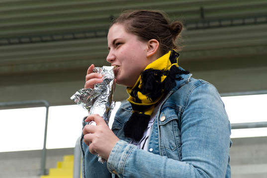 Supportern Jenny Sofia Andersson äter första falafeln