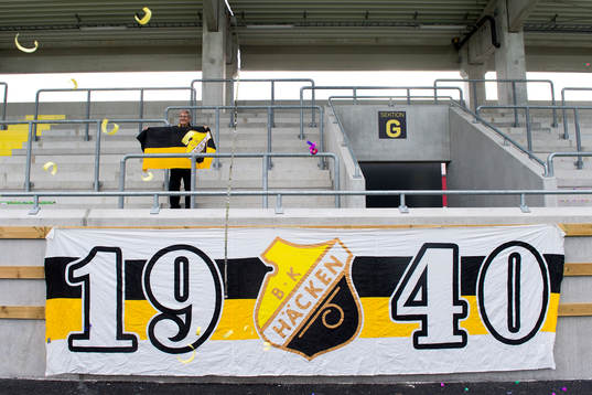 Supportern Tage Högberg, 92 år, med första tifot