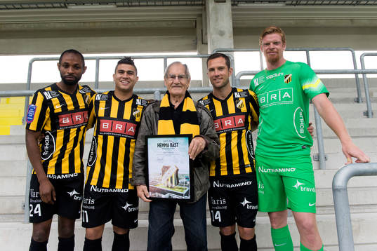 Supportern Tage Högberg, 92 år, med första tifot tillsammans med René Makondele, Paulinho, Martin Ericsson och målvakt Christoffer Källqvist