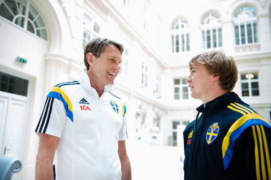 Sveriges förbundskapten Håkan Ericson och Simon Tibbling pratar med varandra på spelarhotellet den 25 juni 2015 i Brno.