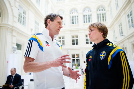 Sveriges förbundskapten Håkan Ericson och Simon Tibbling pratar med varandra på spelarhotellet den 25 juni 2015 i Brno.