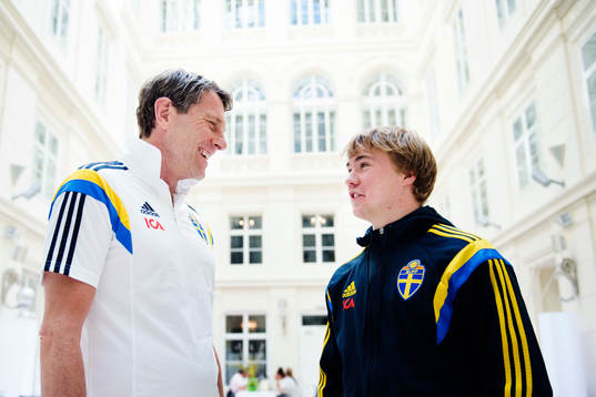 Sveriges förbundskapten Håkan Ericson och Simon Tibbling pratar med varandra på spelarhotellet den 25 juni 2015 i Brno.