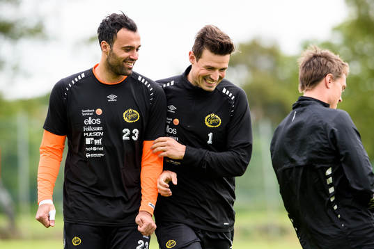 Elfsborgs målvakter Abbas Hassan och Kevin Stuhr Ellegaard skrattar