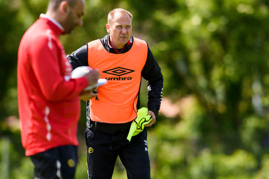 Elfsborgs manager Magnus Haglund med tränare Jan Mian i förgrunden