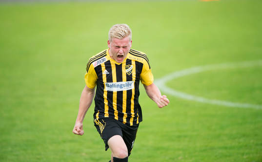 IFK Hässleholms Linus Svensson har gjort 1-0 och jublar i matchen i division 2 mellan IFK Hässleholm och Asarum i Hässleholm 25 juni 2015.