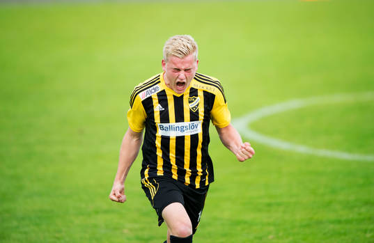IFK Hässleholms Linus Svensson har gjort 1-0 och jublar i matchen i division 2 mellan IFK Hässleholm och Asarum i Hässleholm 25 juni 2015.