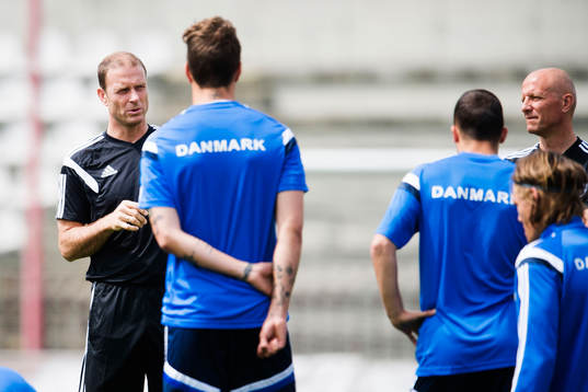 Danmarks förbundskapten Jess Thorup instruerar spelarna
