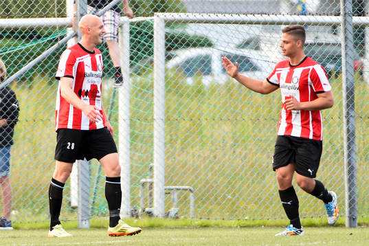 Höllvikens Freddy Borg jublar efter 1-0 på straff