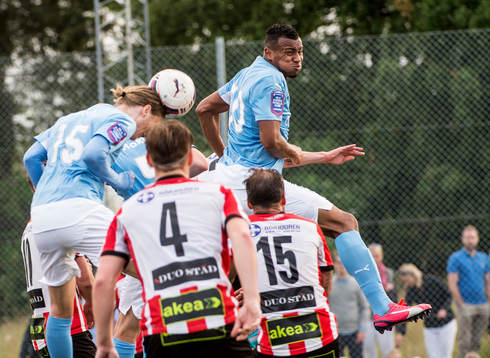 Malmö FFs Pawel Cibicki och Luis Felipe Carvalho Da Silva i höjdduell med Höllvikens Rasmus Larsson och Michel Hansson