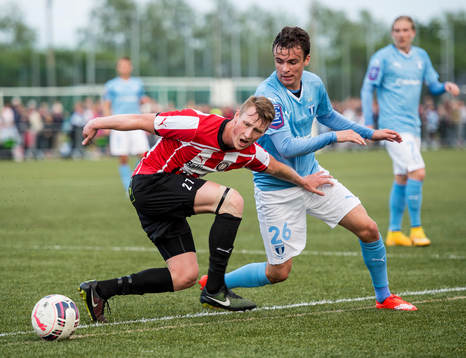 Höllvikens Marcus Hortén i närkamp mot Malmö FFs Andreas Vindheim