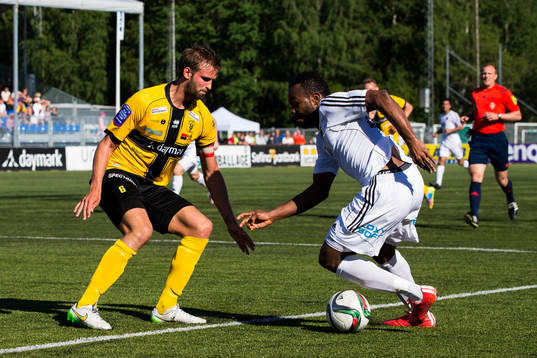 Frej Täbys Johannes Gustafsson försvarar sig mot