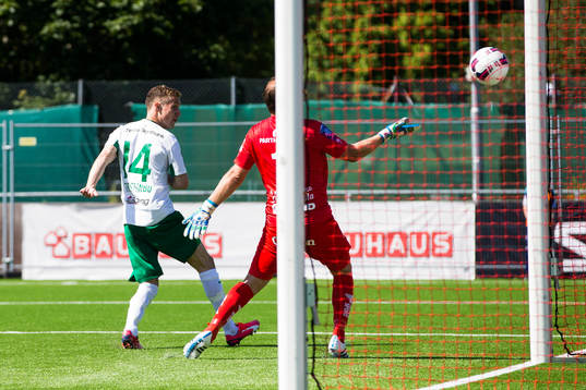 Hammarbys Fredrik Torsteinbö med en målchans mot