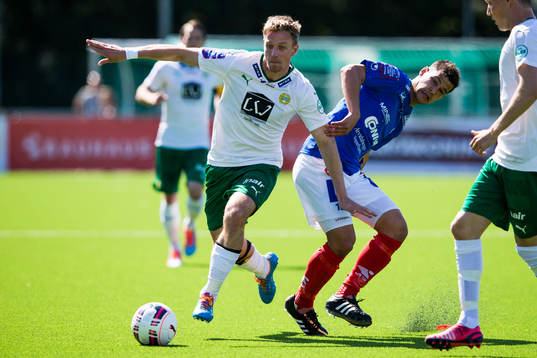 Hammarbys Jan Gunnar Solli i kamp om bollen med