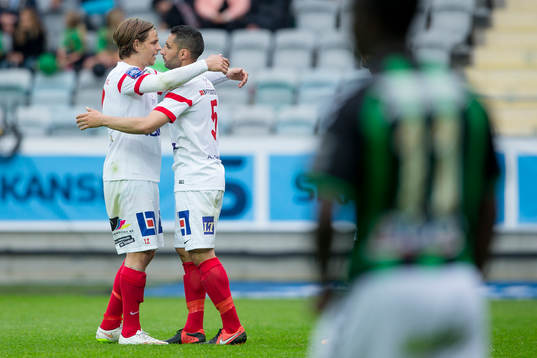 Assyriskas Fredrik Holster och David Durmaz jublar och kramas