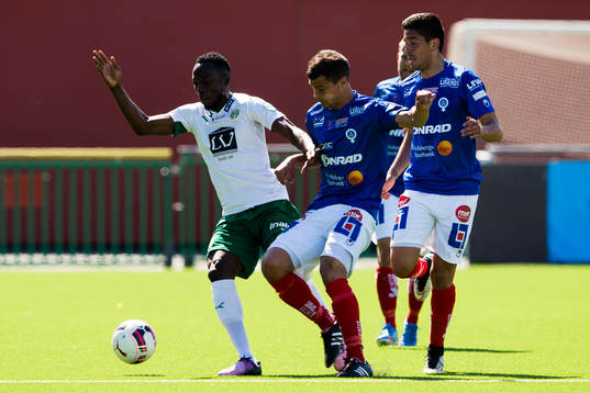 Hammarbys Amadaiya Rennie i kamp om bollen med Åtvidabergs