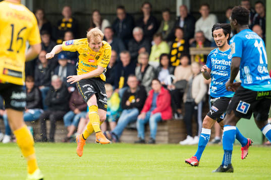 Elfsborgs Simon Lundevall skjuter