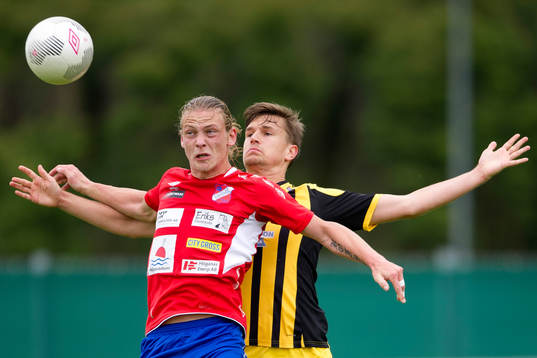 Höganäs Robin Hofsö mot Jonsereds Anton Regnander-Bergh