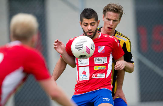 Höganäs Fady Alaaraji stångas mot Jonsereds Ludwig Torkelsson