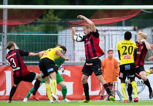 Brommapojkarnas Isak Nylén får bollen på armen i straffområdet efter en nick av Mjällbys Armin Aganovic