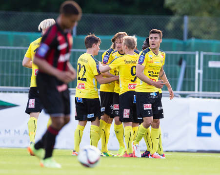 Mjällbys David Löfquist gör 2-2 och gratuleras av lagkamrater